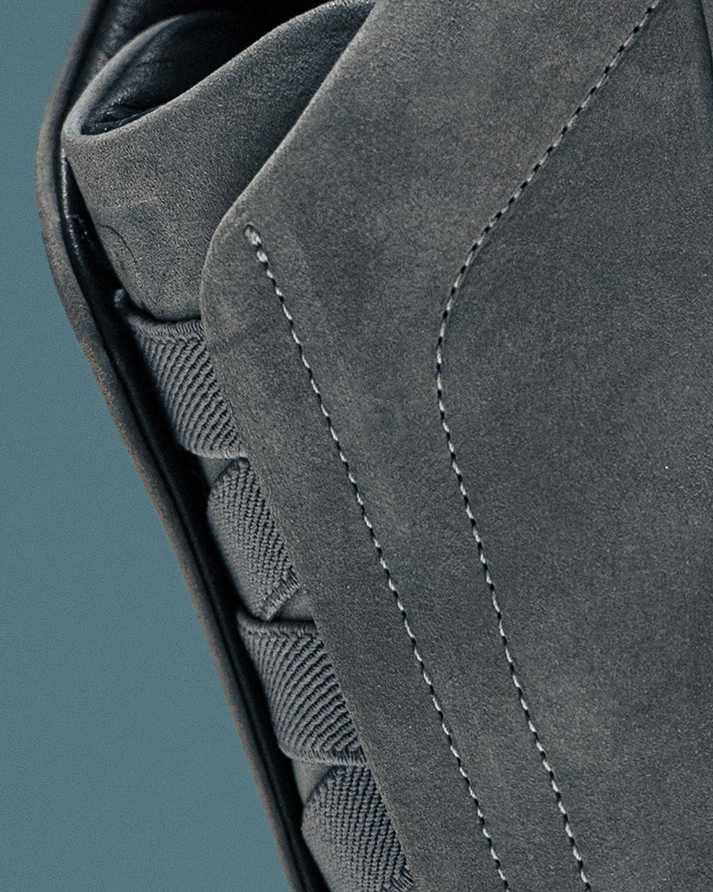Detalhe das costuras e dos cadarços do RS7 GT cinza.